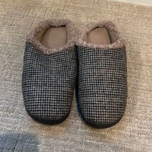 men's isotoner plaid slippers. fur lined. brown and black size 11-12